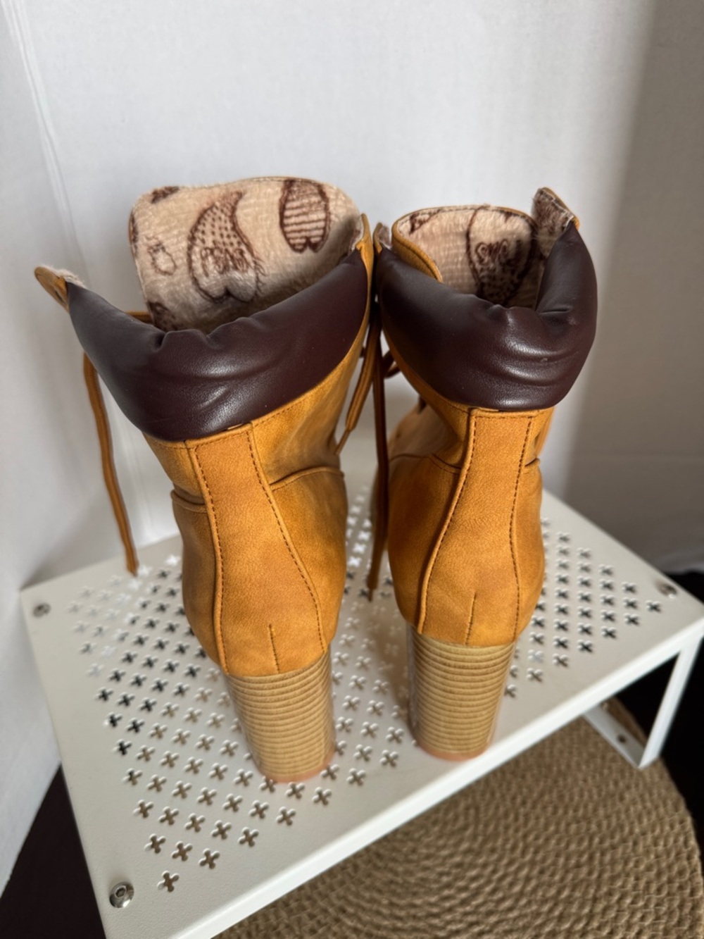 Women's Tan Lace-Up Block High 3” Heel Ankle Faux Suede Boots Size 9 - Picture 3 of 6